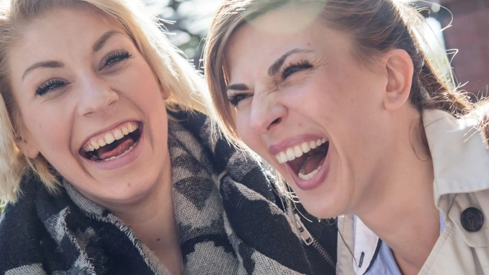 Mal so richtig gemeinsam lachen: Das schafft Zusammenhalt und baut Stress ab. (Foto: Christin Klose/dpa-tmn)