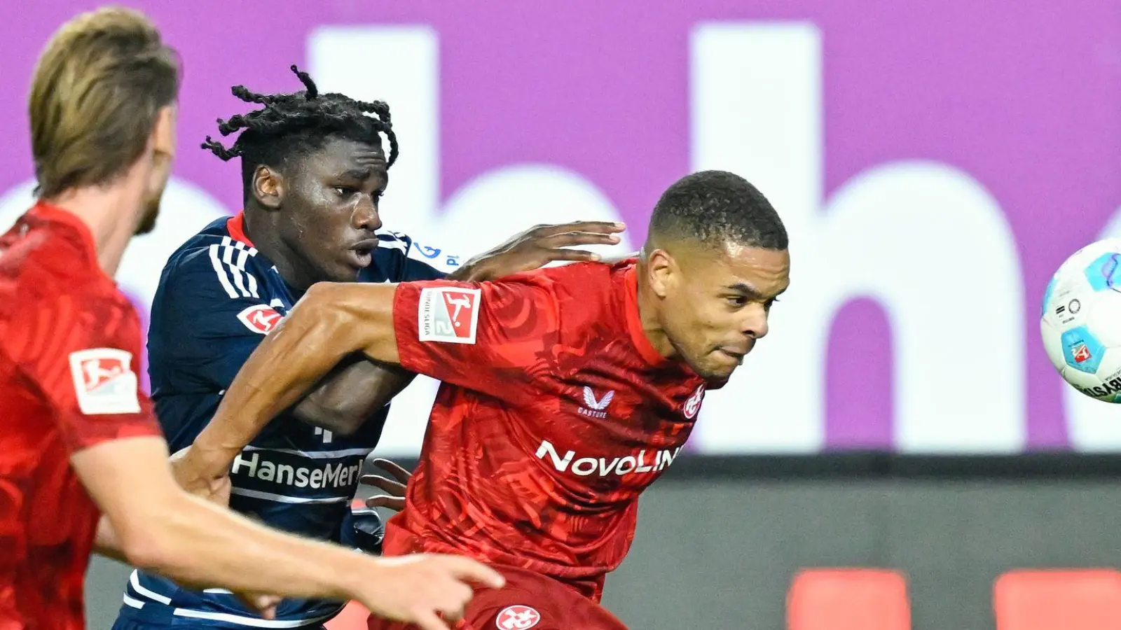 Der 1. FC Kaiserslautern und der Hamburger SV trennen sich 2:2. (Foto: Uwe Anspach/dpa)