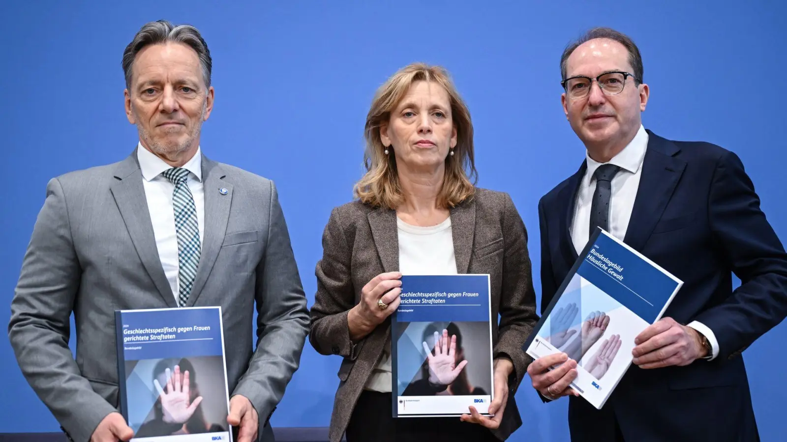 BKA-Präsident Holger Münch, Bundesfamilienministerin Karin Prien (CDU) und Bundesinnenminister Alexander Dobrindt (CSU) präsentieren in Berlin zwei Sonderauswertungen der Polizeistatistik: Ein Bundeslagebild zu häuslicher Gewalt und ein Lagebild zu Straftaten gegen Frauen.   (Foto: Britta Pedersen/dpa)