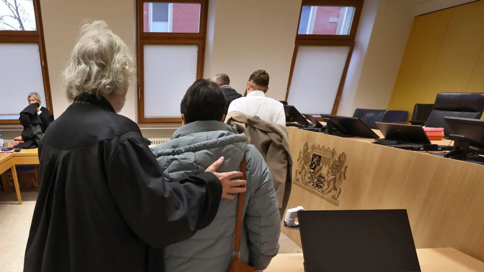 Die Mutter wies am ersten Verhandlungstag zurück, den Tod der 16-Jährigen billigend in Kauf genommen zu haben.  (Foto: Karl-Josef Hildenbrand/dpa)