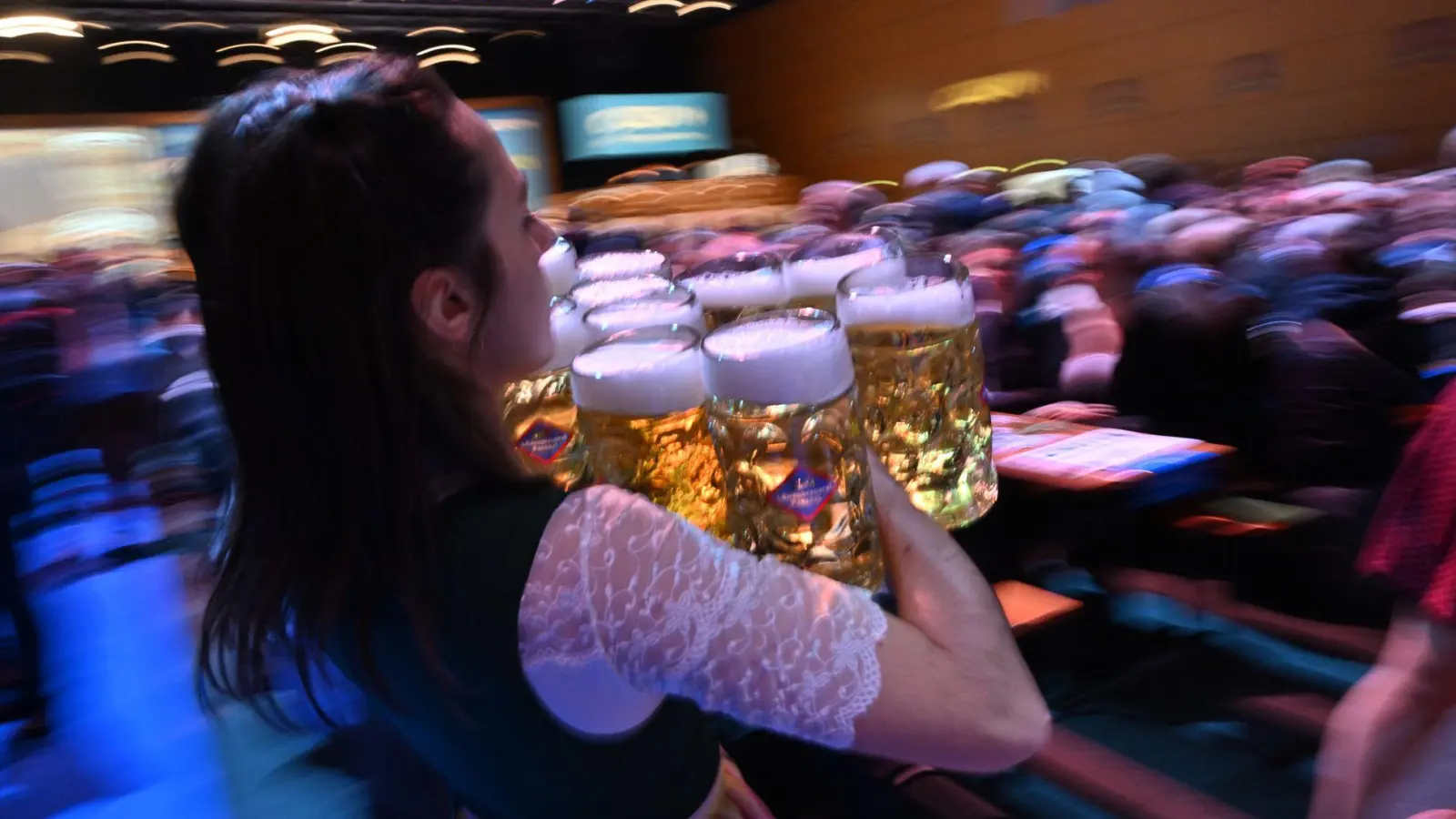 Bier gehört für die meisten Besucher der Aschermittwochveranstaltungen einfach dazu - böse Zungen behaupten, dass auch deswegen die Stimmung vielerorts so gut ist. (Archivbild) (Foto: Peter Kneffel/dpa)