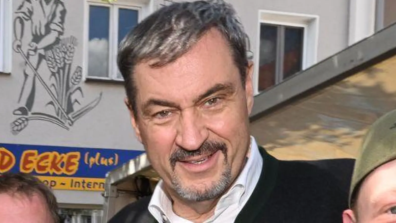 Ministerpräsident Söder am Schweinegrill.  (Foto: Felix Hörhager/dpa)