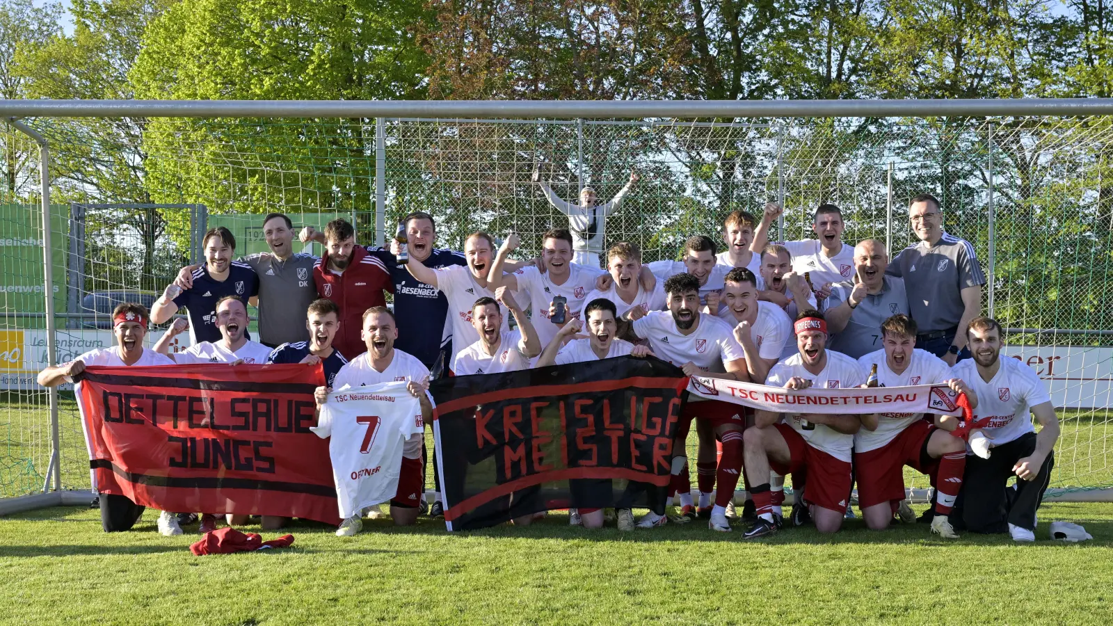 Kreisliga-Meister TSC Neundettelsau, oben von links: Simon Einzinger, Dieter Kreiselmeier (Trainer), Max Wedel (Betreuer), Felix Frei, Andre Hahn, Niklas Kaiser, Simon Zenker, Nico Weidlein, Sven Krug, Andre Folz, Ricardo Mountzouris, Ilkay Korkmaz (Teammanager) und Mathias Kirsch (Torwarttrainer). Unten von links: Franz Böhmländer, Jochen Roth, Tim Jäcklin, Lukasz Krauze, Adam Roth, Paul Beil, Felipe Adler, Moritz Herboldsheimer, Alexander Roth, Timo Kittel und Furkan Aydogan. (Foto: Martin Rügner)