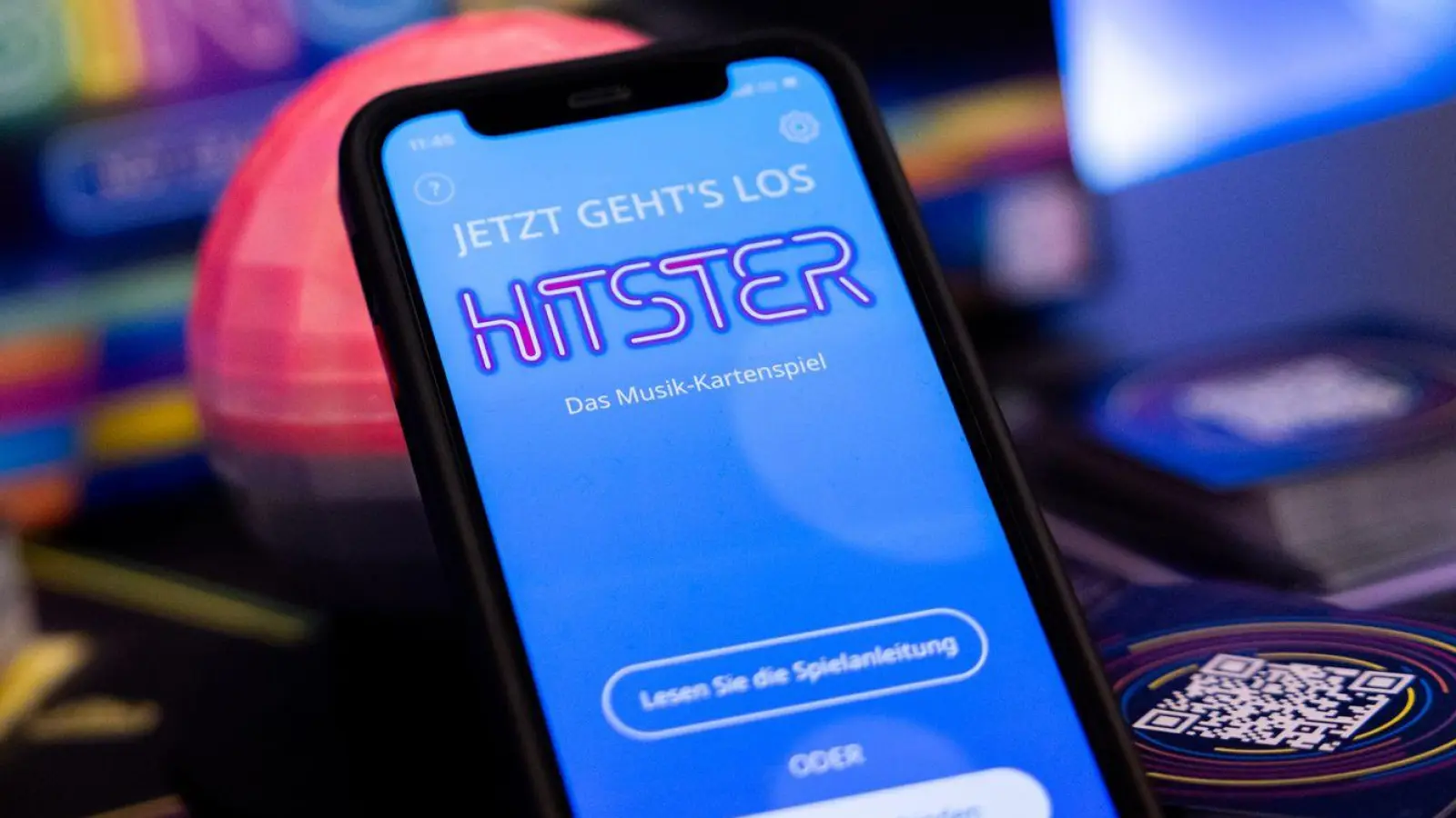 Die App spiel die Musik ein, die Spieler müssen danach die Karten sortieren: Hitster gilt als erfolgreiches Hybrid-Spiel. (Foto: Rolf Vennenbernd/dpa)