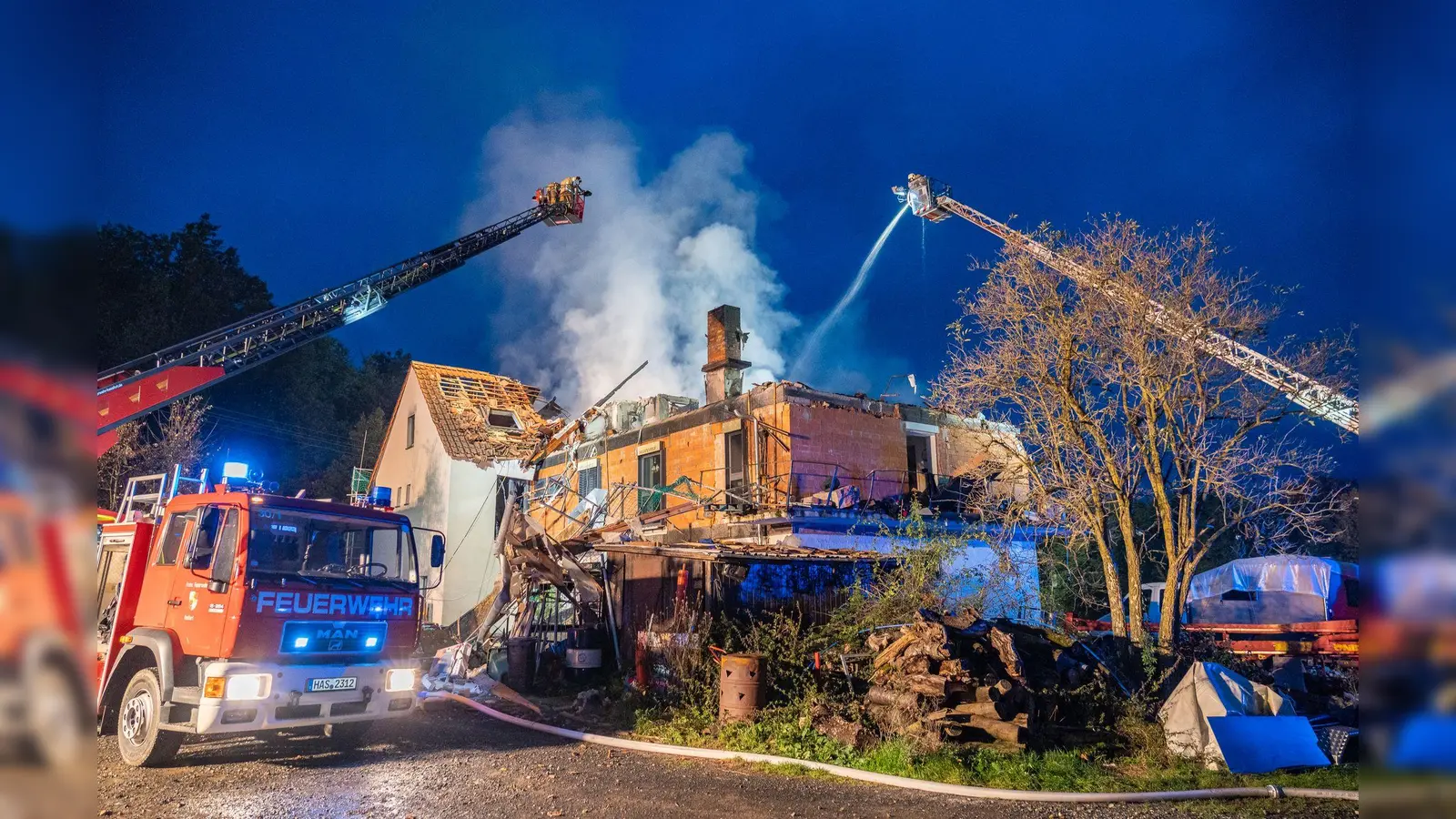 Nach der Explosion eines Hauses in Unterfranken mit einem Toten wurde nun die Leiche obduziert. (Foto: News5 / Ferdinand Merzbach/NEWS5/dpa)