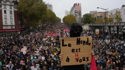 Die Proteste blieben größtenteils erst einmal friedlich.  (Foto: Thibault Camus/AP/dpa)