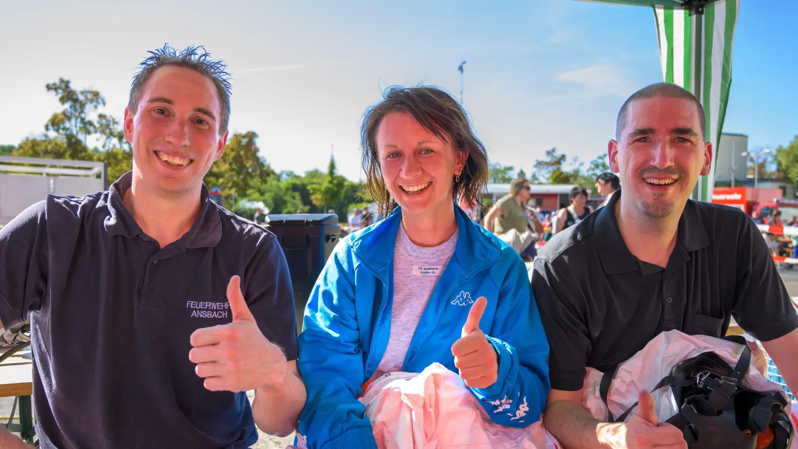 Nach dem Einsatz: Bei 29 Grad müssen die Einsatzkräfte unter den luftdichten Anzügen ganz schön schwitzen. (Foto: René Chlopotowski)