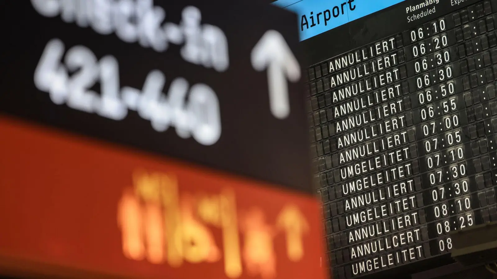Musterbriefe für Flugärger: Neue Vorlagen helfen Reisenden, Ansprüche bei Flugverspätungen oder Ausfällen einfach geltend zu machen. (Foto: Oliver Berg/dpa/dpa-tmn)
