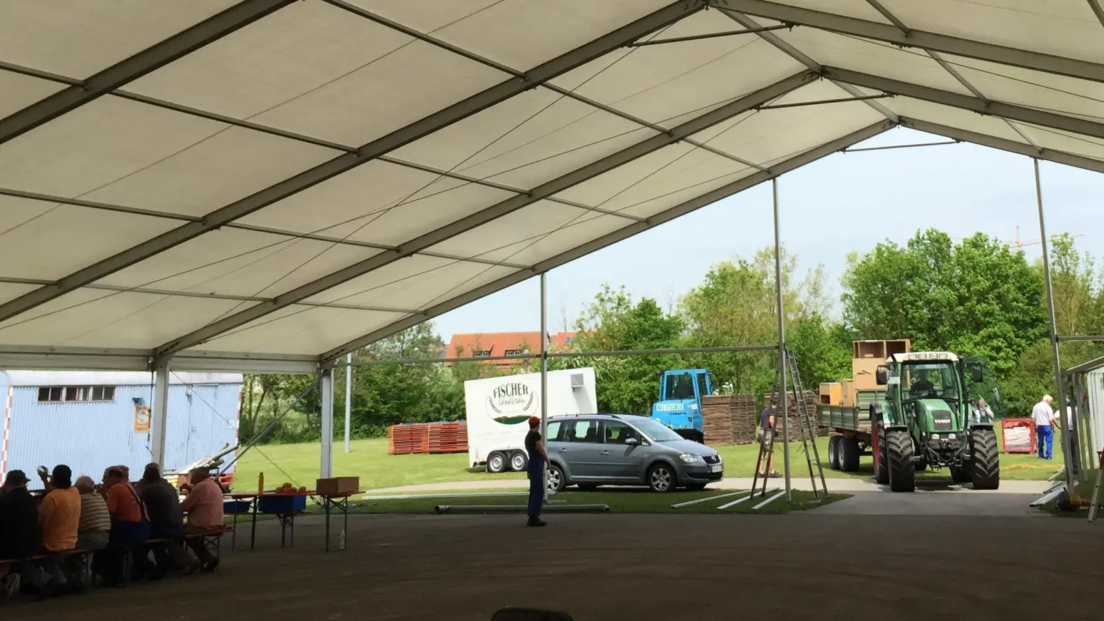 Im großen Festzelt sorgen am Mittwoch-, Freitag- und Samstagabend die Würzbuam, die Störzelbacher und Motion Sound für Musik.  (Foto: Johannes Flierl)