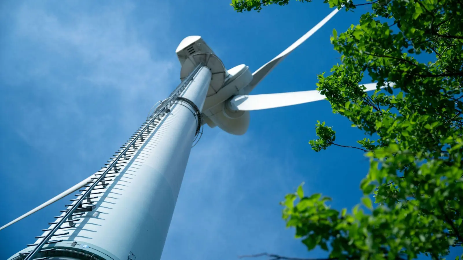 Die Windkraftanlage in Selbitz (Landkreis Hof) wurde 1996 als erstes Bürgerwindrad Bayerns in Betrieb genommen. Ab 2028 werden Teile der Anlage im Deutschen Museum in München ausgestellt. (Foto: Pia Bayer/dpa)