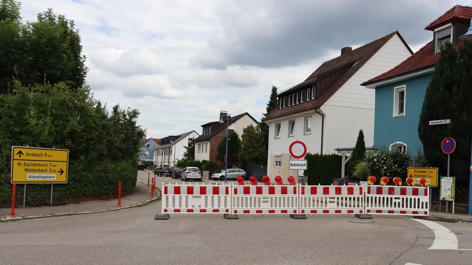 Die Straße ist voraussichtlich bis Dienstag, 12. August, komplett gesperrt, dann kann man sie wahrscheinlich einspurig befahren. Am Freitag, 15. August, wird die Baumaßnahme nach Möglichkeit abgeschlossen. (Foto: Antonia Müller)