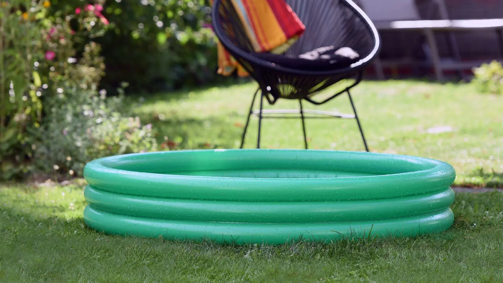 Hitze im Sommer, da ist eine nasse Abkühlung Gold wert. Oft tut es schon ein kleines Planschbecken. (Foto: Conny Kurz/dpa-tmn)