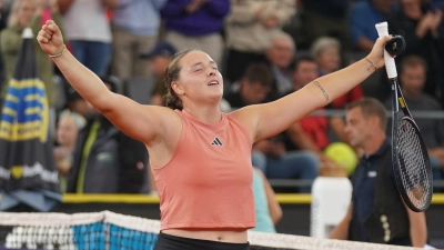 Jule Niemeier feiert ihren Sieg gegen Julia Putinzewa. (Foto: Marcus Brandt/dpa)