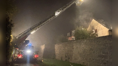 Im Dachstuhl eines Einfamilienhaus-Anbaus in Wolframs-Eschenbach ist am Donnerstagabend ein Feuer ausgebrochen. (Foto: NEWS5 / Kevin Weddig)