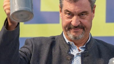 Im Festzelt auf dem Gillamoos-Volksfest wiederholte CSU-Chef Söder (rechts, neben Alois Rainer) seine Forderungen zur Reform des Bürgergeldes und der Einführung einer Wehrpflicht. (Foto: Peter Kneffel/dpa)