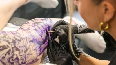 Tattoo Convention: Künstlerin Marie zeigt ihr Können“ (Foto: Peter Gercke/dpa)
