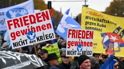 Tausende Menschen haben am Samstag in Berlin für den Frieden demonstriert. (Foto: Soeren Stache/dpa)