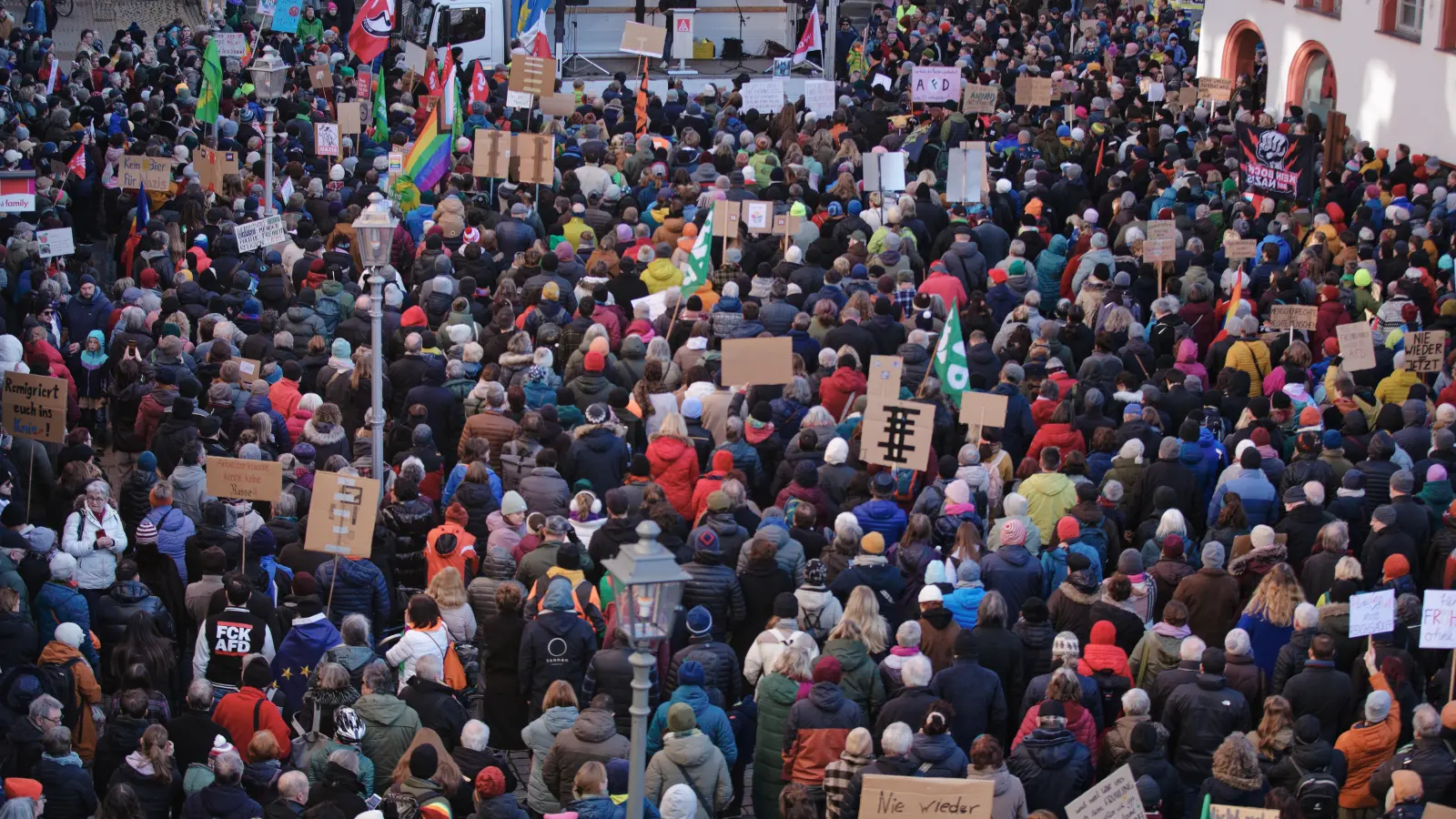 Auf der Ansbacher Kundgebung mit dem Motto „Nie wieder ist jetzt” waren etwa 2000 Teilnehmer. (Foto: Tizian Gerbing)