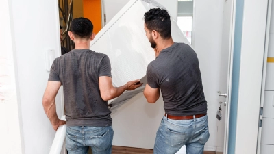 Damit kein Öl aus dem Kompressor in die Verdampferschlange gelangt, den Kühlschrank möglichst immer senkrecht stehend transportieren. (Foto: Markus Scholz/dpa-tmn)