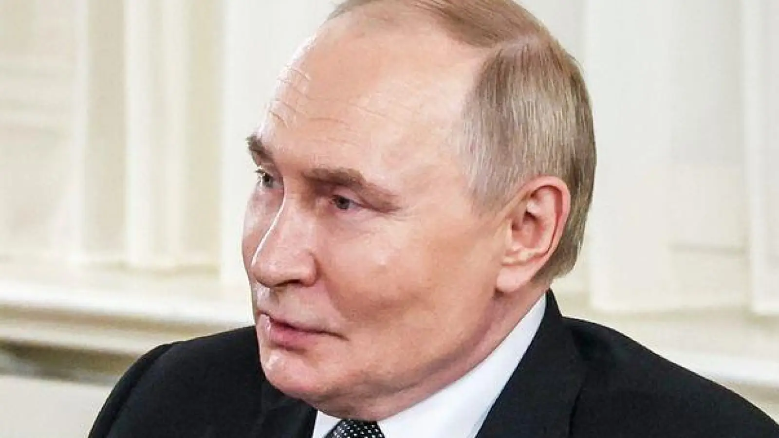Beim Wirtschaftsforum in St. Petersburg trifft Putin traditionell Vertreter der großen Nachrichtenagenturen. (Foto: Vyacheslav Prokofyev/Pool Sputnik Kremlin/AP/dpa)