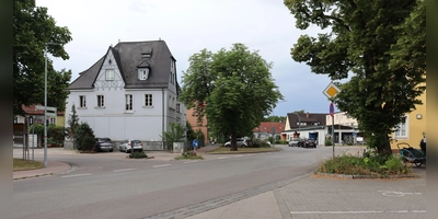 In der Heilsbronner Straße in Neuendettelsau kam es am Mittwochmorgen zu einem Messerangriff, bei dem es aber keine Verletzten gab. (Foto: Antonia Müller)