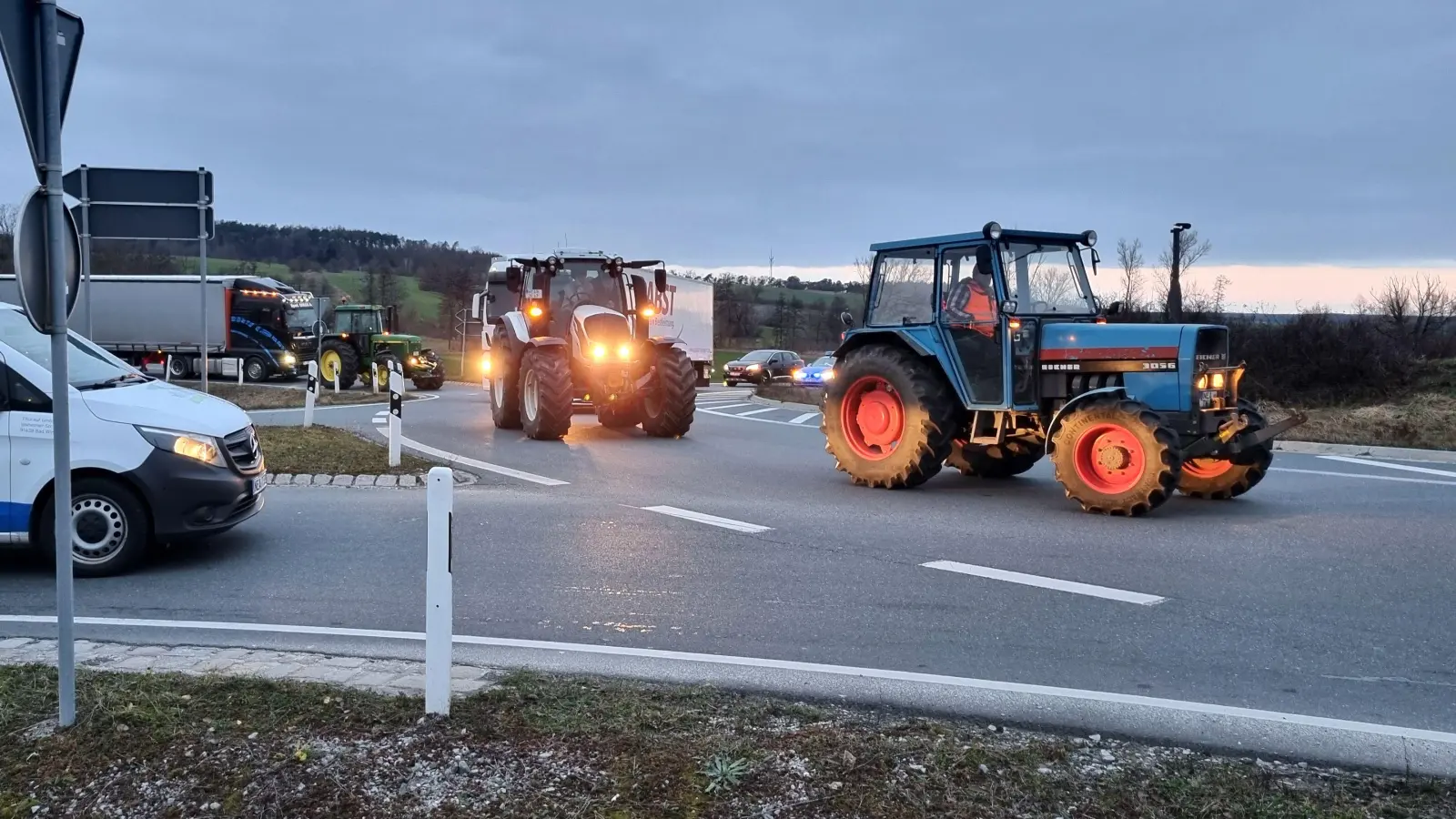 Am Kreisverkehr in Diespeck: Stillstand. (Foto: Patrick Lauer)