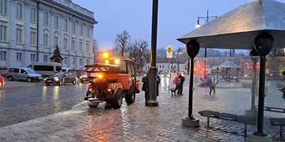 Nicht nur auf den Straßen, auch auf Gehwegen und Plätzen, wie hier am Schloßplatz in Ansbach, herrschte am Mittwochmorgen Blitzeis. (Foto: Johannes Hirschlach)