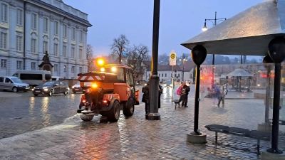 Nicht nur auf den Straßen, auch auf Gehwegen und Plätzen, wie hier am Schloßplatz in Ansbach, herrschte am Mittwochmorgen Blitzeis. (Foto: Johannes Hirschlach)