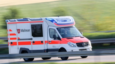 Sanitäter bringen den schwer verletzten Mann in ein Krankenhaus. (Symbolbild) (Foto: Jan Woitas/dpa-Zentralbild/dpa)