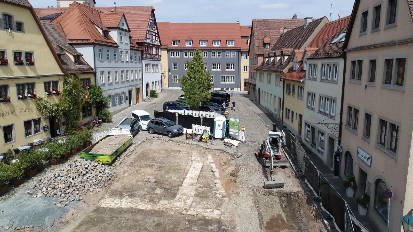 Ein Grabungsfoto mit Fundamenten der romanischen Synagoge in Rothenburg am heutigen Kapellenplatz. (Foto: KT Kohler & Tomo Archäologie)
