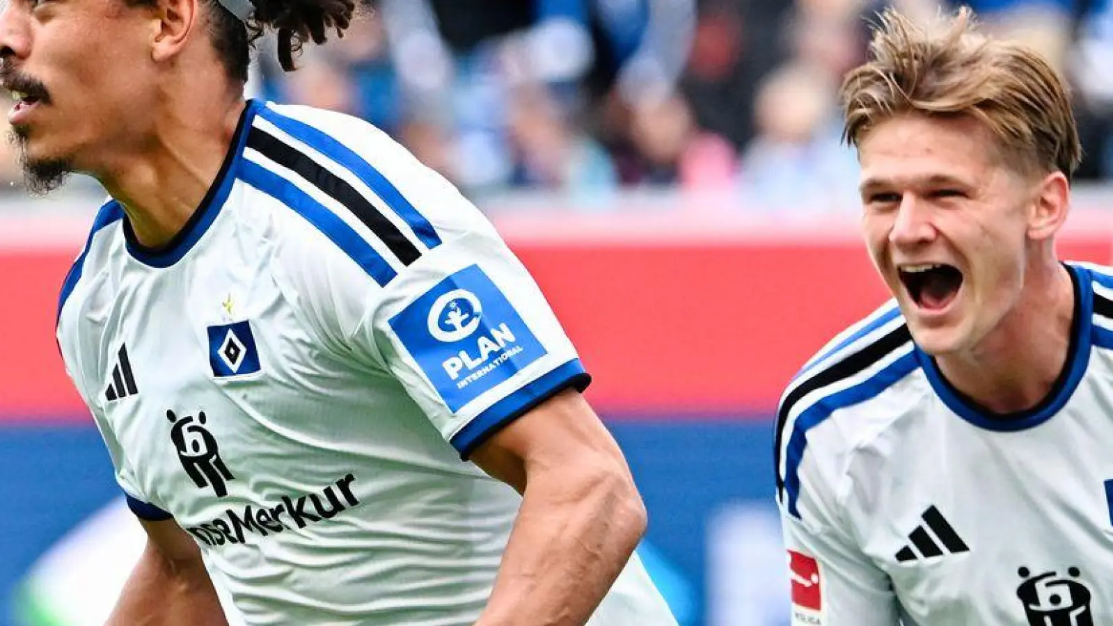 Yussuf Poulsen (l.) geht als Torschütze beim HSV voran.  (Foto: Uwe Anspach/dpa)