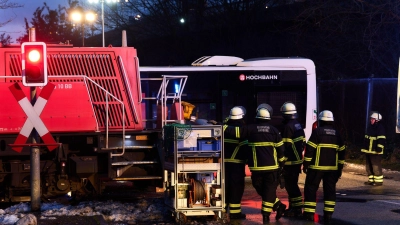 Es gab einen schweren Unfall mit einem Linienbus und einer Lokomotive in Hamburg. (Foto: Marcus Golejewski/dpa)