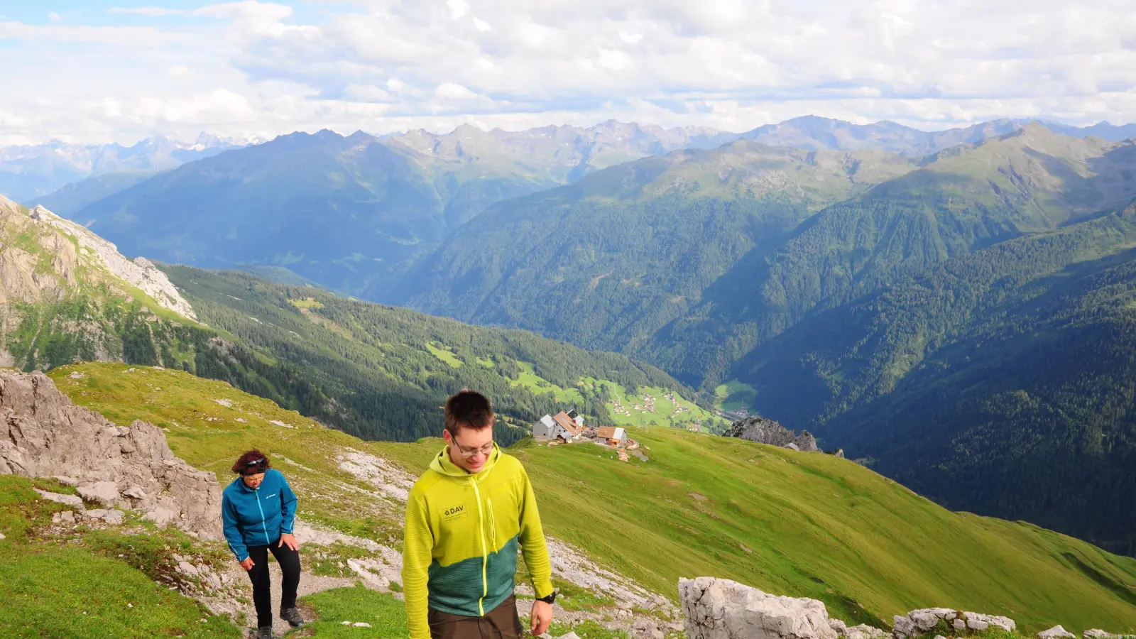 Wer bis zum Gipfel will, geht weiter als bis zur Ansbacher Hütter, die im Hintergrund verschwindet. Ein Weg führt hinauf zur Samspitze, dem Hausberg. (Foto: Jonas Volland)