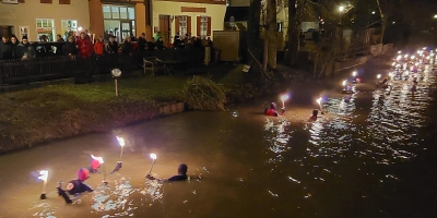 Am ersten Weihnachtsfeiertag begaben sich über 60 Schwimmerinnen und Schwimmer mit Fackeln in die Wörnitz. (Foto: Jürgen Eisen)