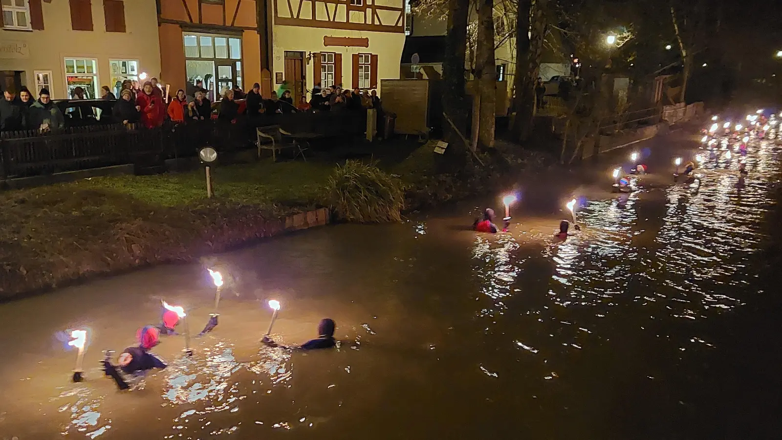 Am ersten Weihnachtsfeiertag begaben sich über 60 Schwimmerinnen und Schwimmer mit Fackeln in die Wörnitz. (Foto: Jürgen Eisen)