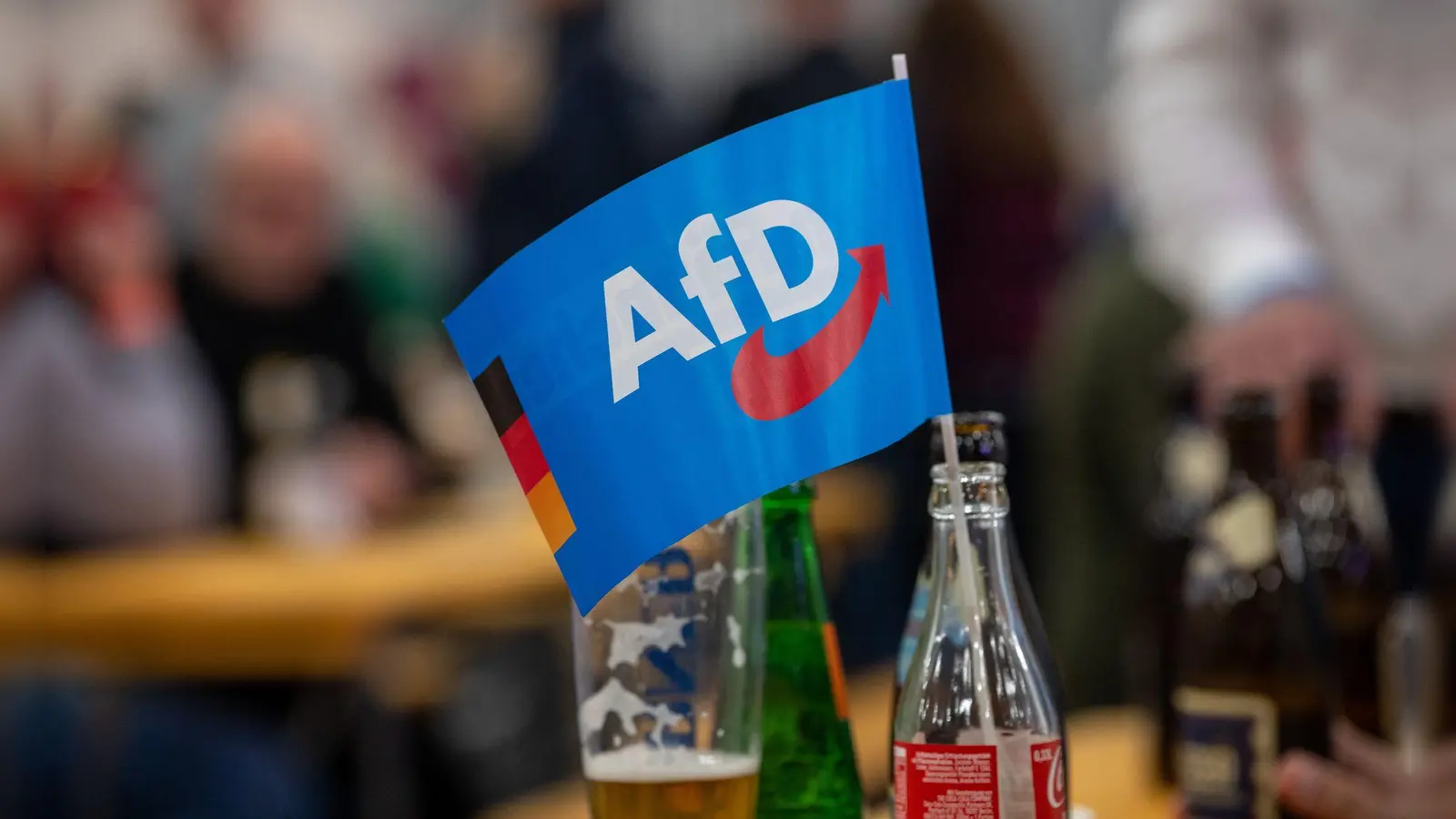 Die AfD in Bayern forderte 25 Cent Pfand pro Glasflasche und 5 Euro pro Getränkekiste - ohne Erfolg. Weder der Landtag noch der Verband Privater Brauer gingen bei der Forderung mit. (Illustration)  (Foto: Harald Tittel/dpa)