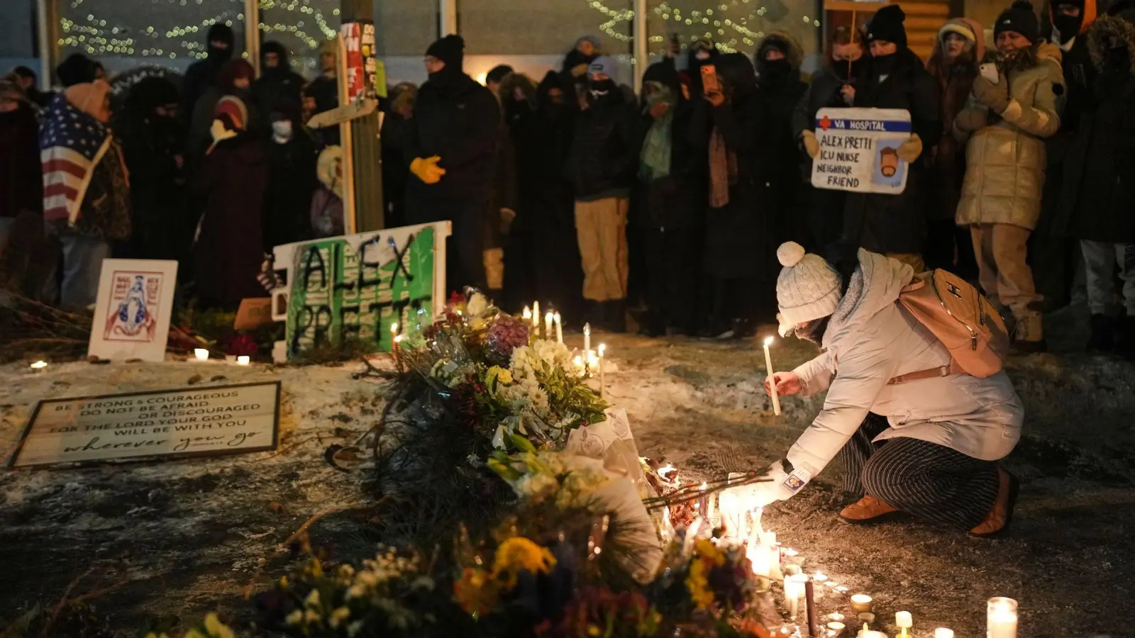 Vor dem Haus von Alex Pretti hielten trauernde Menschen eine Mahnwache ab. (Foto: Adam Gray/AP/dpa)