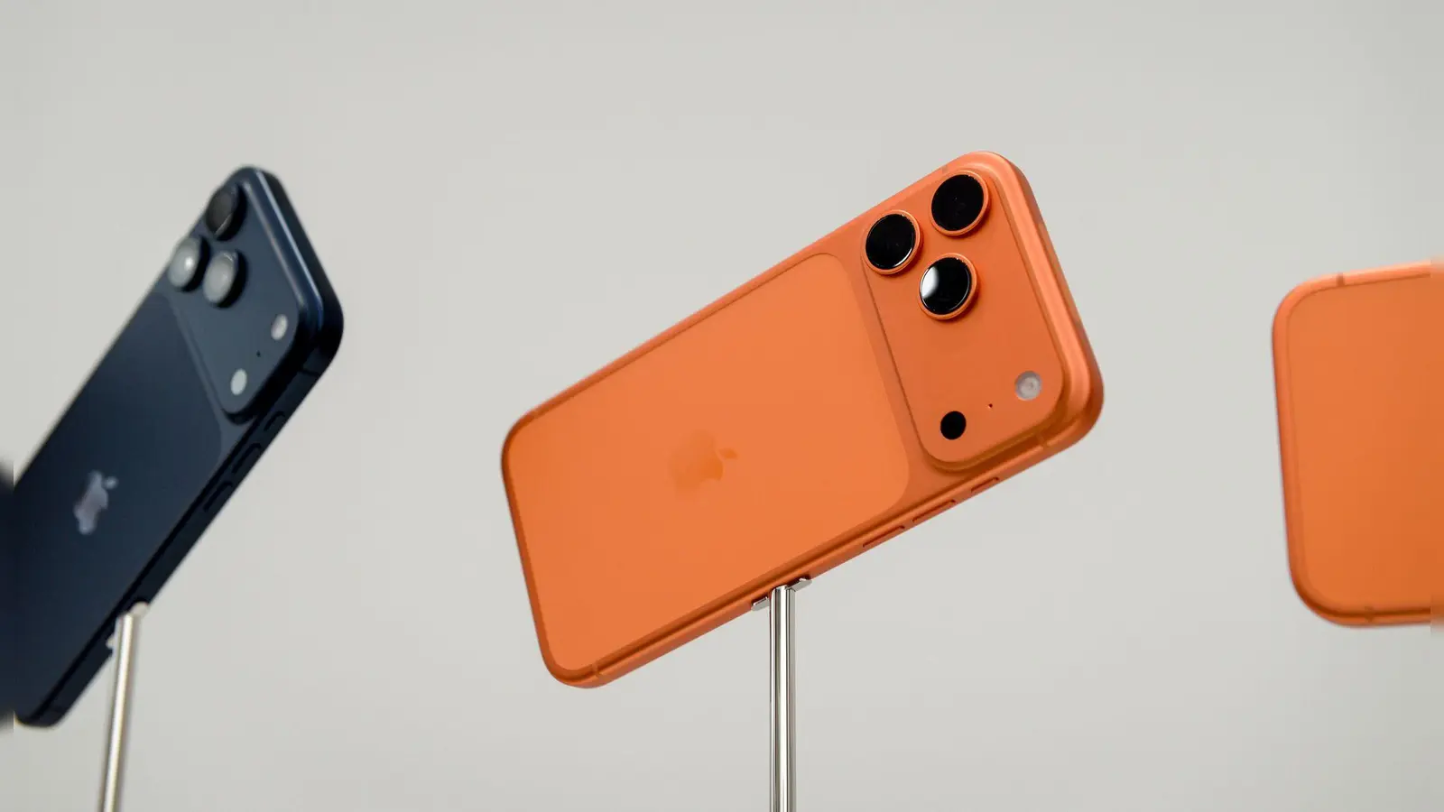 Die iPhone-17-Modellreihe half Apple Marktforschern zufolge, zum Smartphone-Spitzenreiter zu werden. (Archivbild) (Foto: Andrej Sokolow/dpa/dpa-tmn)