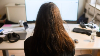 Am Arbeitsplatz sind nach einer neuen Umfrage Jobsicherheit und gutes Gehalt für viele Menschen weit wichtiger als Zusatzleistungen der Firma oder die Sinnhaftigkeit der Arbeit. (Symbolbild) (Foto: Julian Stratenschulte/dpa)