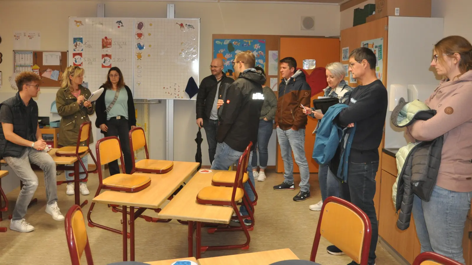 Sandra Kränzlein (links mit Block) und Nicole Barsim-Hofer (rechts daneben in grün) stellten dem Ornbauer Stadtrat das neue Raumkonzept für den Hort in der Grundschule Ornbau vor. (Foto: Jonas Volland)