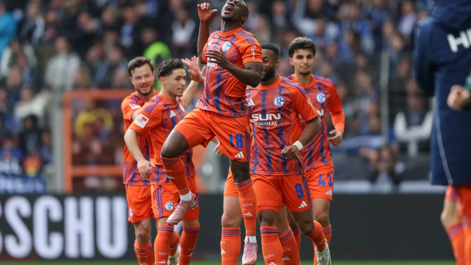 Schalke 04 rettete einen knappen 2:1-Sieg in Bielefeld. (Foto: Friso Gentsch/dpa)