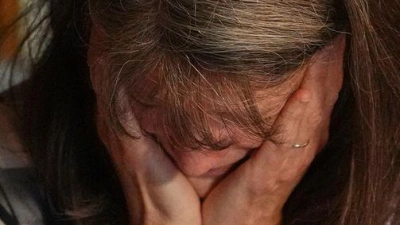 Nobelpreisträgerin Brunkow wird in den USA mitten in der Nacht von Fotografen zuhause überrascht. (Foto: Lindsey Wasson/AP/dpa)