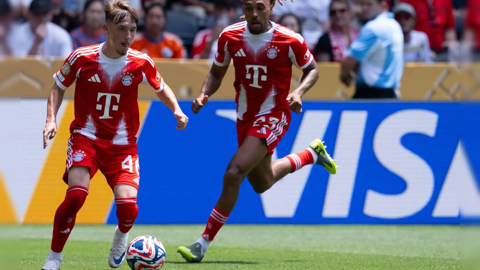 Klein, aber oho: Lennart Karl setzt mit dem Ball am linken Fuß zum Dribbling an. (Foto: Sven Hoppe/dpa)