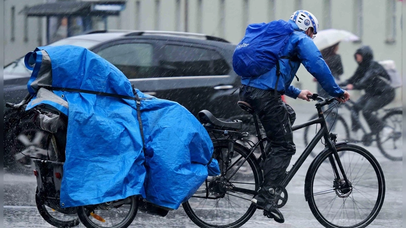 Regenschutz war in München am Abend angesagt.  (Foto: Malin Wunderlich/dpa)
