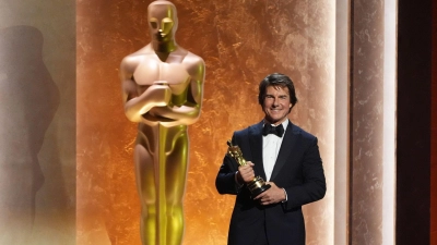 Tom Cruise, Gewinner eines Ehrenpreises, posiert auf der Bühne. (Foto: Chris Pizzello/Invision/dpa)