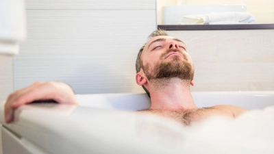 Schaum, aber richtig: So mancher Badezusatz lässt die Haut schneller austrocknen.  (Foto: Christin Klose/dpa-tmn)