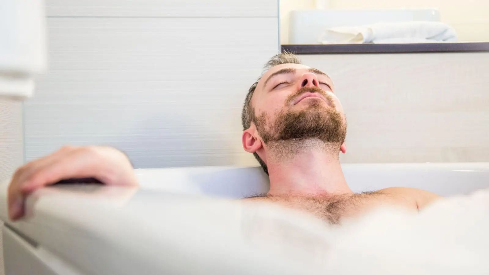 Schaum, aber richtig: So mancher Badezusatz lässt die Haut schneller austrocknen.  (Foto: Christin Klose/dpa-tmn)