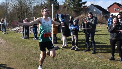 Moritz Meyer jubelt beim Zieleinlauf über seinen neuen Streckenrekord über 5,2 Kilometer. (Foto: Tobias Heller)