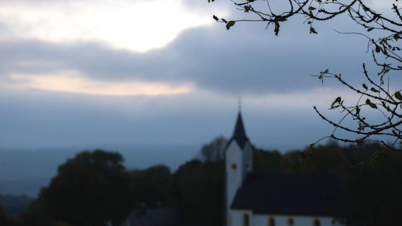 Regen und Sonne im Mix - auch die kommenden Tage bleibt es herbstlich. (Archivbild) (Foto: Pia Bayer/dpa)
