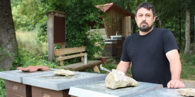 Jeden Samstag in der Saison gibt Marcel Budaker am Lehrbienenstand zukünftigen Hobbyimkerinnen und -imkern sein Wissen weiter. (Foto: Anna Beigel)